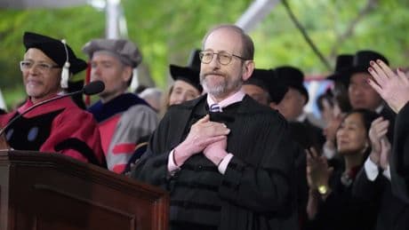 El presidente de Harvard &#039;responde&#039; a Trump en un discurso: &quot;Bienvenidos los estudiantes de todo el mundo, como debe ser&quot;