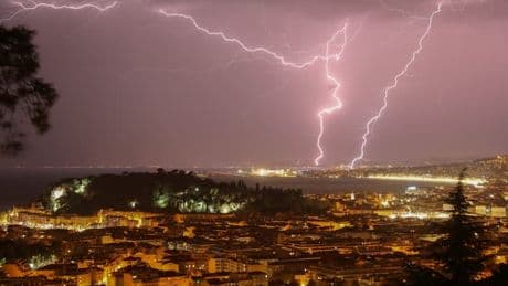 Orages: un homme de 68 ans est mort dans les Yvelines, tué par un arbre abattu par la foudre