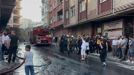 Bağcılar'da korku dolu anlar! İnşaat alanındaki yangın binaya ve sokağa sıçradı