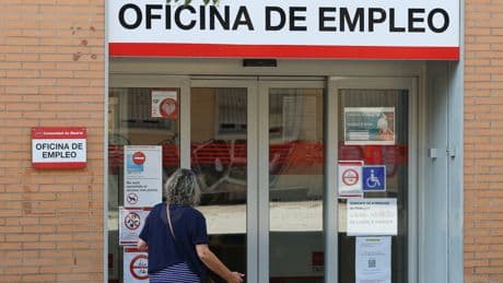 El paro baja en 1.357 personas en julio, pero sube en sectores clave como la industria y los servicios