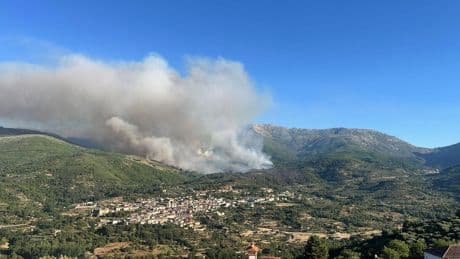El gran incendio del Valle del Tiétar queda confinado tras un intenso trabajo: se trabaja en el enfriamiento