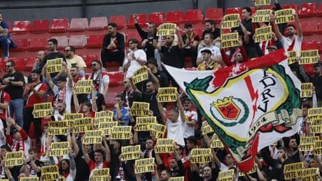 "La imagen de la vergüenza": la afición 'estalla' con la última del Rayo Vallecano