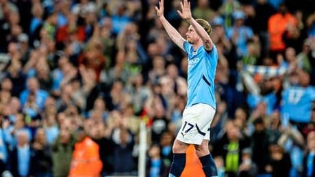 Kevin De Bruyne neemt afscheid van Manchester City met staande ovatie én gigantische misser
