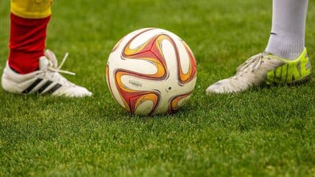 Rigori inventati e “meritavamo noi”: quando il calcio diventa autoironia
