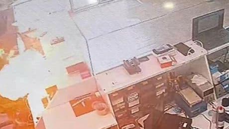 Telefon bataryası bomba gibi patladı! Korku dolu anlar anbean kaydedildi