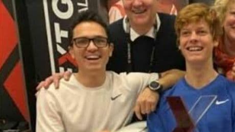 Sinner, chi è il fratello Mark: l'adozione in Russia, età, il legame con Jannik, il lavoro da Vigile del Fuoco e la passione per la Formula 1