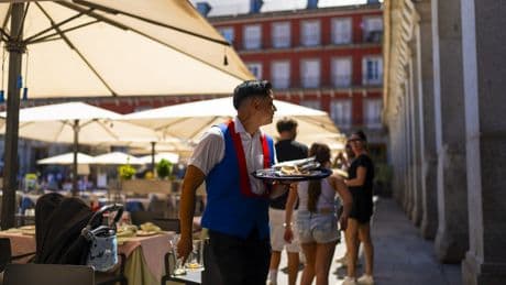 ¿En qué trabajan los más de tres millones de extranjeros? Suponen el 30% de afiliados en hostelería y el 40% en el campo o el hogar