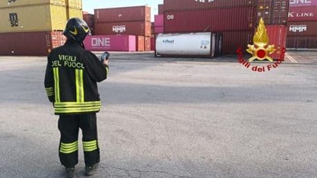 Fuoriuscita di materiale pericoloso da container in porto, intervento dei pompieri