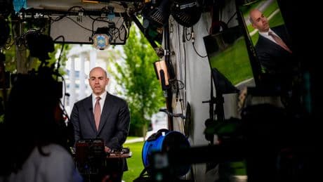 L’arrivée controversée à la Fed de Stephen Miran, l’économiste qui murmure à l’oreille de Trump