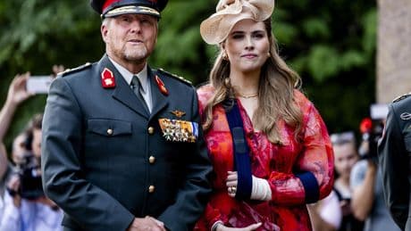 Combinatie zomerse temperaturen én mitella is nog best lastig: ’Prinses Amalia kiest voor luchtig en toch koninklijk’
