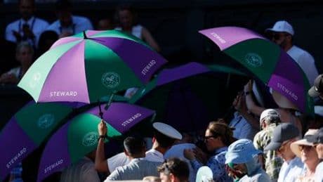 Wimbledon 2025: Zuschauerin kollabiert, Carlos Alcaraz zittert sich in Runde zwei