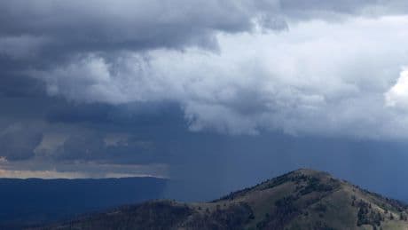 Orages en Saône-et-Loire : une personne décède en tombant de son échelle, une autre grièvement blessée en chutant de son toit