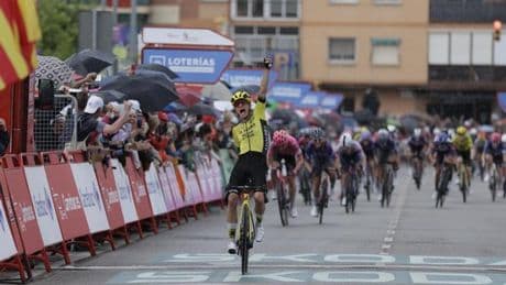 Marianne Vos obsequia a la Vuelta con un triunfo de prestigio en Sant Boi