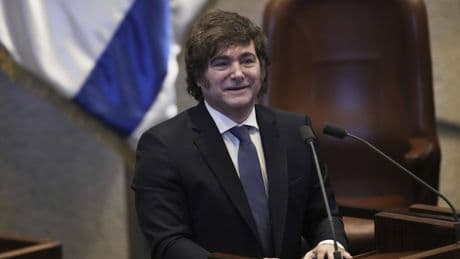 Milei deslumbra: el IPC cae al 1,5%, la compra de viviendas sube un 40 % y las ventas de coches marcan récords