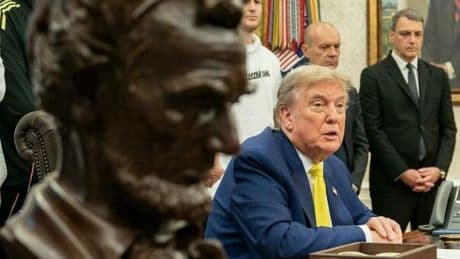 Trump, l'ok al piano di attacco all'Iran e i dubbi sulla bomba "bunker buster" per distruggere l'impianto di Fordo