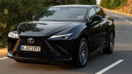 Lexus, nuova RZ: più tecnologica e maggiore autonomia. La batteria da 77 kWh permette 568 km di percorrenza