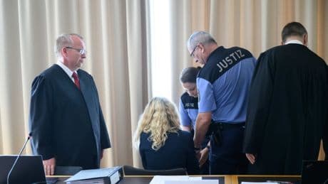 Frau soll ihren Ehemann gezielt überfahren haben