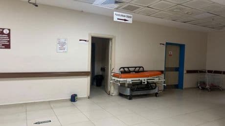 Hasta yakınları acil servis doktoruna saldırdı