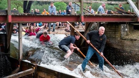 Freizeit: Auf Holzbalken durch den Fluss - Floßfahrten in Wallenfels