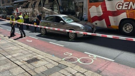 Pedone investito da un'auto della Finanza in via Venti, è grave | Foto