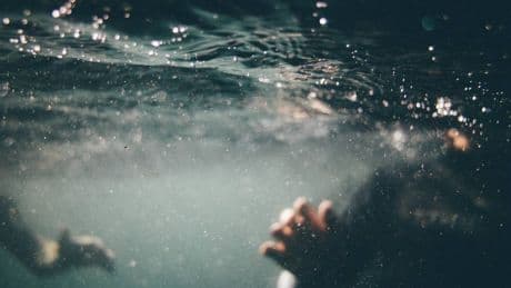 Bimbo di 2 anni annega in piscina nel Ragusano: era con i genitori