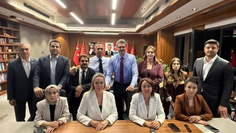 CHP Genel Başkanı Özel’in ofisinde nöbet sürüyor