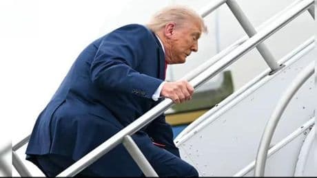 Trump uçağa binerken tökezledi: Sağlık durumu tartışma yarattı! 'Foley katateri kullanıyor' iddiası