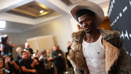 Lil Nas X inculpé après avoir déambulé nu et agressé des policiers dans les rues de Los Angeles