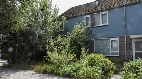 Vrouw die mogelijk al maanden dood in woning lag zei vorig jaar door brievenbus: ’Ik word opgesloten’