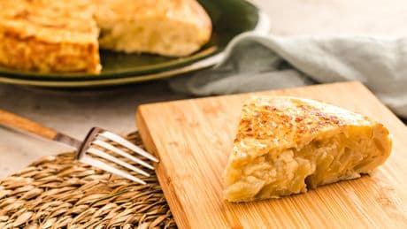 El curioso restaurante de Galicia conocido por preparar la tortilla de patatas a la leña