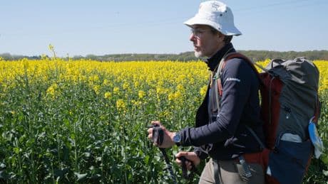 Le tour de France à pied d’un cardiologue pour briser le tabou de la mort chez les soignants