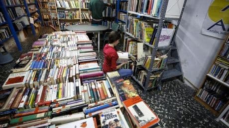 Confirman la condena a tres comerciales que estafaron 22.000 euros a un jubilado vasco con la compra de libros