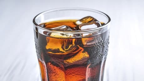Cola bei Hitze? Warum das Ihren Körper zusätzlich austrocknet