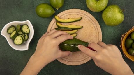 Adiós a tirar las cáscaras del aguacate: tres usos poco conocidos que puedes darles en cosmética