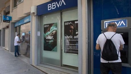 El riesgo de fuga de clientes se cuela en la opa de BBVA a Sabadell