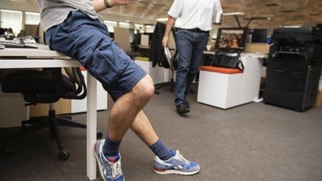 Canicule : peut-on venir au travail en short quand les températures grimpent ?