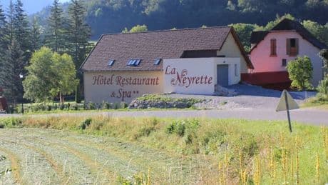 Dévoluy: incompréhension dans un hôtel après la fermeture de son bassin extérieur à cause de suspicion de légionellose