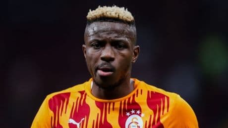 Victor Osimhen'e çirkin saldırı! Napoli taraftarından hakaret dolu pankart