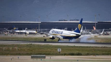 Trabajadores de Ryanair cobran un bonus si localizan equipaje demasiado grande para cabina, según 'The Times'