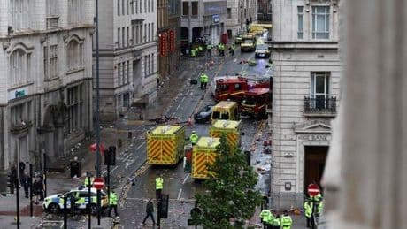 Polizeieinsatz in Liverpool: Auto fährt in Menschenmenge