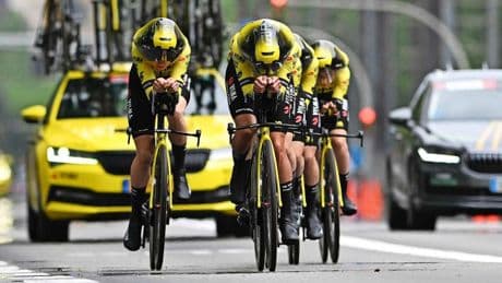 Vuelta Femenina begint met schandaal: boos Visma door schuld ander team te laat bij start