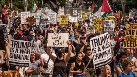 « On ne se laissera pas entraîner dans une guerre globale » : avec les Américains dans la rue contre la guerre de Trump en Iran