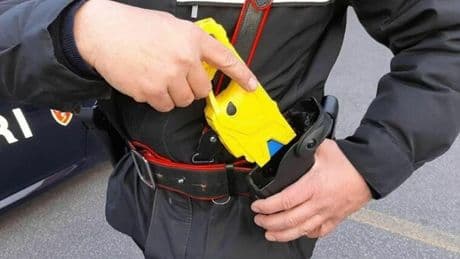 Taser, a Genova un altro caso dopo quello di Olbia: 47enne morto per arresto cardiaco dopo i colpi dei carabinieri