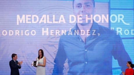 El orgullo 'atlético' de Martínez Almeida al concederle a Rodri la medalla de San Isidro