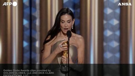 Demi Moore trionfa ai Golden Globe: «Mi avevano fatto dubitare di me stessa»