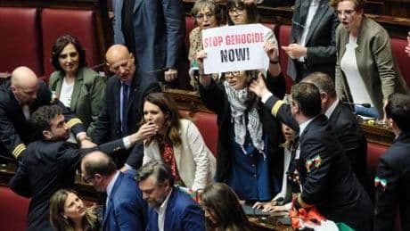Gaza, alla Camera va in scena la protesta dei deputati M5s con le bandiere palestinesi
