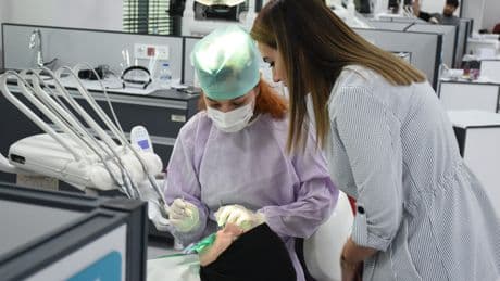 İnönü Üniversitesi Diş Hekimliği Fakültesi yurt içinden ve dışından hastalara hizmet veriyor