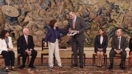 Felipe VI recibe un libro conmemorativo que homenajea su primera década de reinado