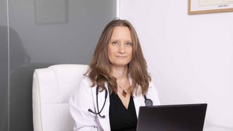 Sari Arponen, doctora: “Cuanto más evites al médico, mejor. Para una labor de prevención intensiva, considero que hay profesionales que nos pueden echar una mano”