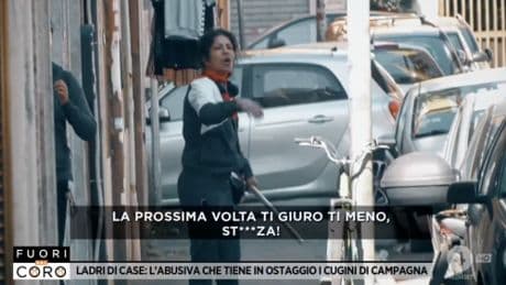 L'occupante abusiva aggredisce la giornalista con un tubo
